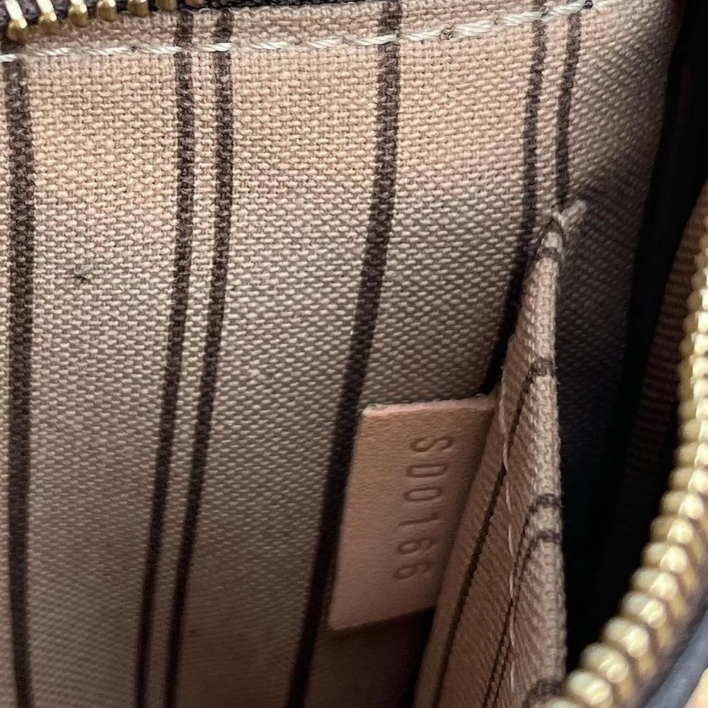 Louis Vuitton Authentic Monogram Wristlet - Picture 5 of 6